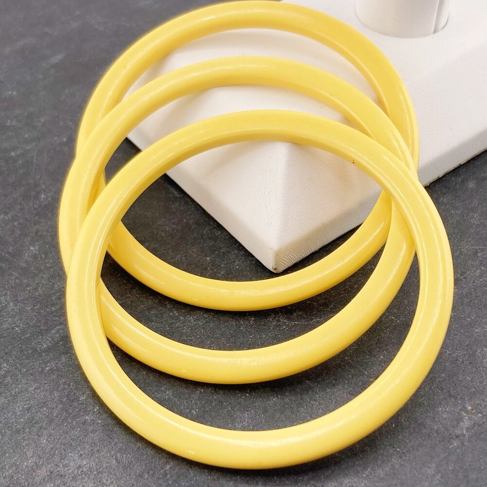 VINTAGE Bakelite matching set of three cream corn butter yellow bangle bracelets